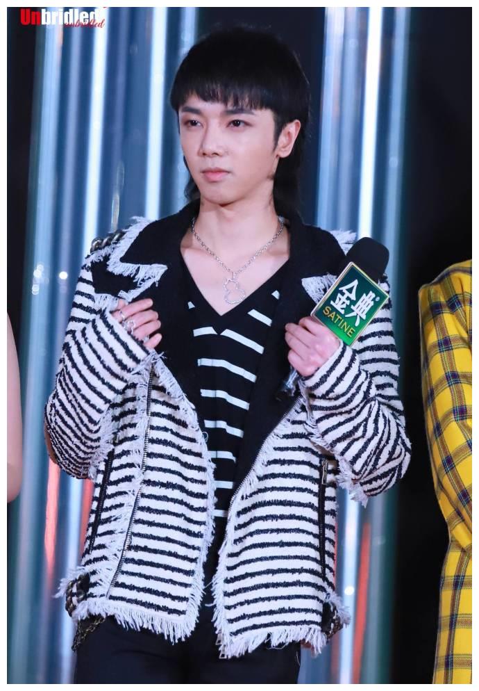 华晨宇歌手红毯饭拍,身着黑白条纹上衣加深v露锁骨,撩人不浅!