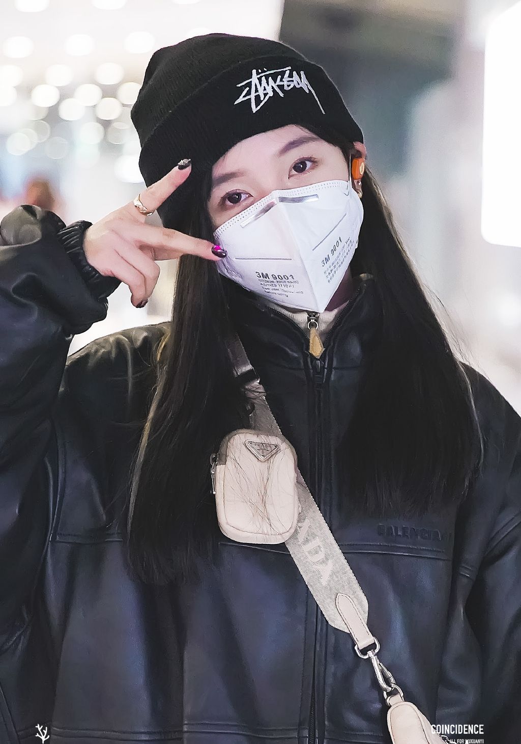 吴宣仪今日份机场街拍,乖乖戴口罩,黑色衣帽搭配,又酷又甜美