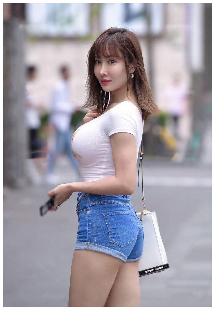 街拍美女:热裤搭配汗衫加跑鞋