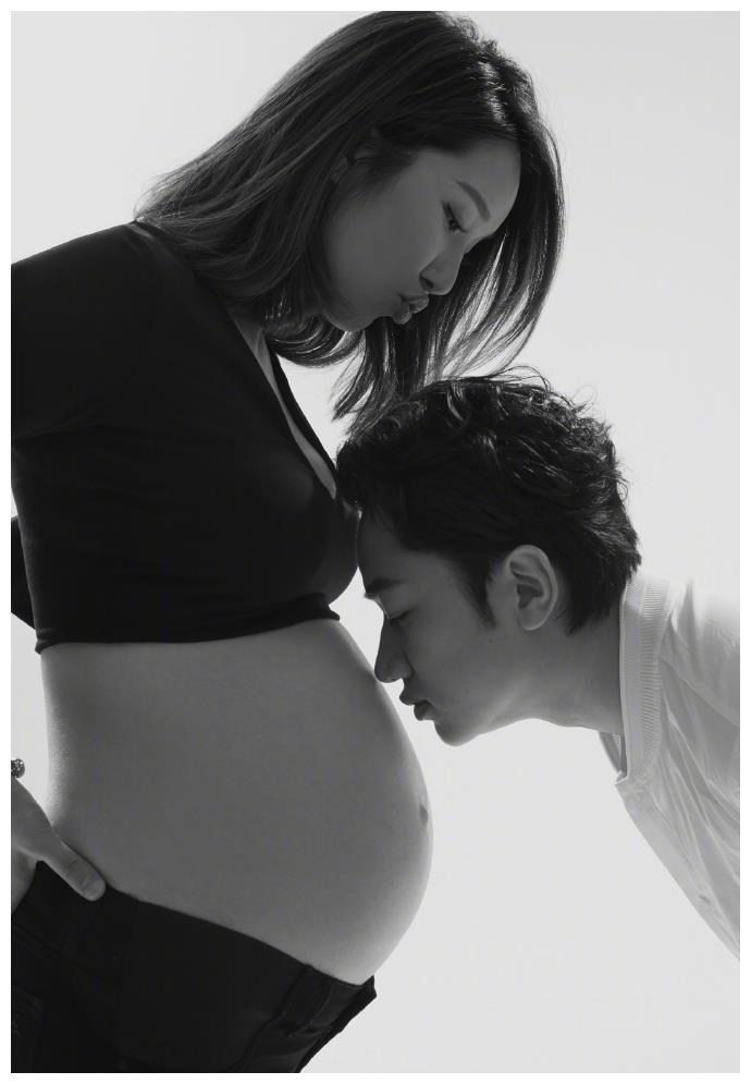李亚男晒孕肚写真,没想到王祖蓝的肚子也这么大,祝福准妈妈