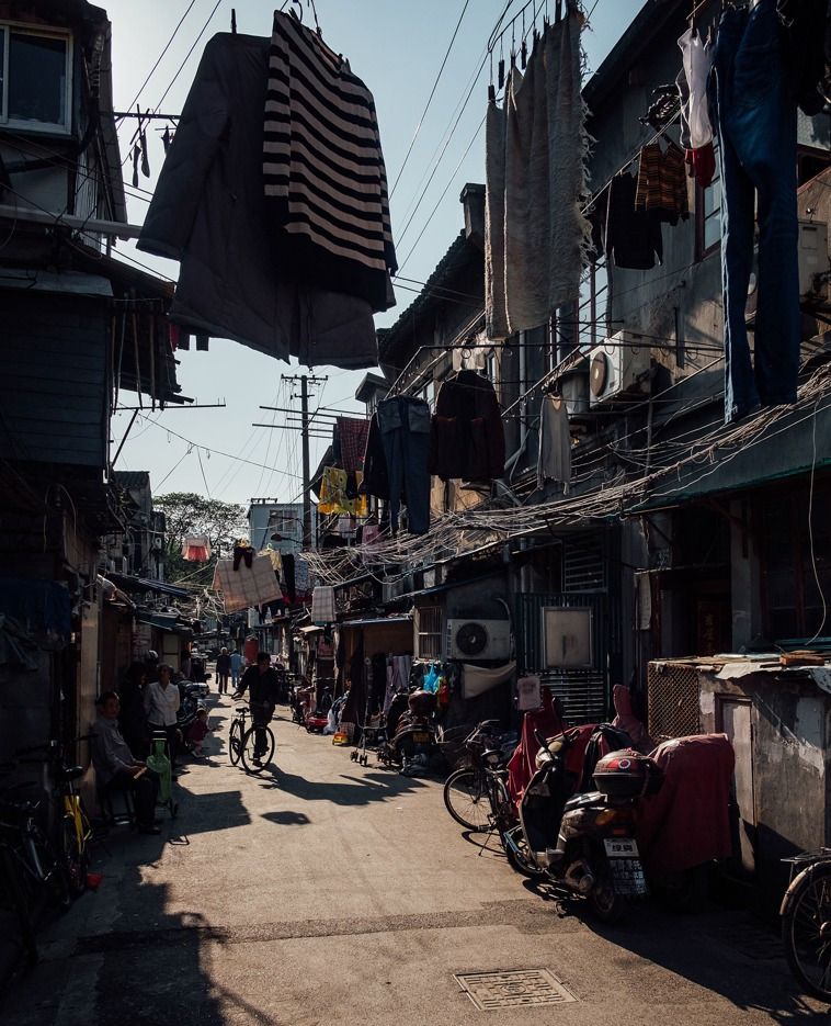 中国上海老城厢在巷弄中寻找即将消失的城市记忆