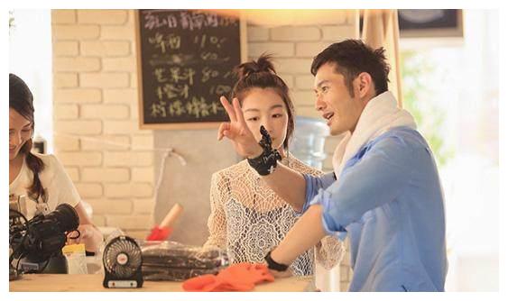 黄晓明为周冬雨送生日祝福,不到百字用4个昵称,网友:又暖又萌