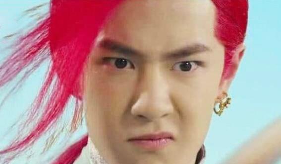 只是在电影《大话西游3》中他饰演的红孩儿,这满头的三七分红发造型