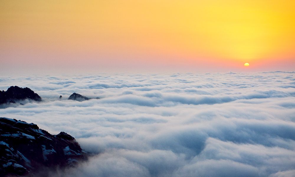 黄山日落,霞光映照,蔚为壮观,彩色云海五彩斑斓「原创」