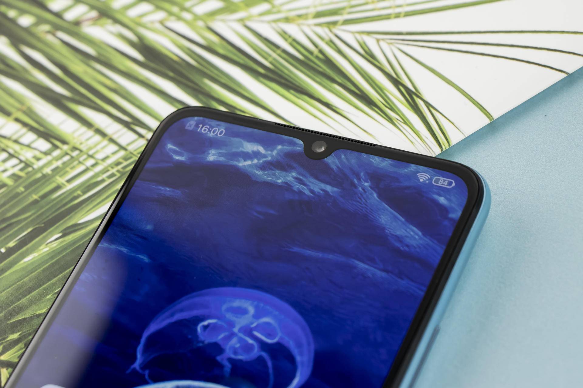 整个手机后盖就像有一天大雨过后,澄蓝的天空上突然挂上了一道彩虹