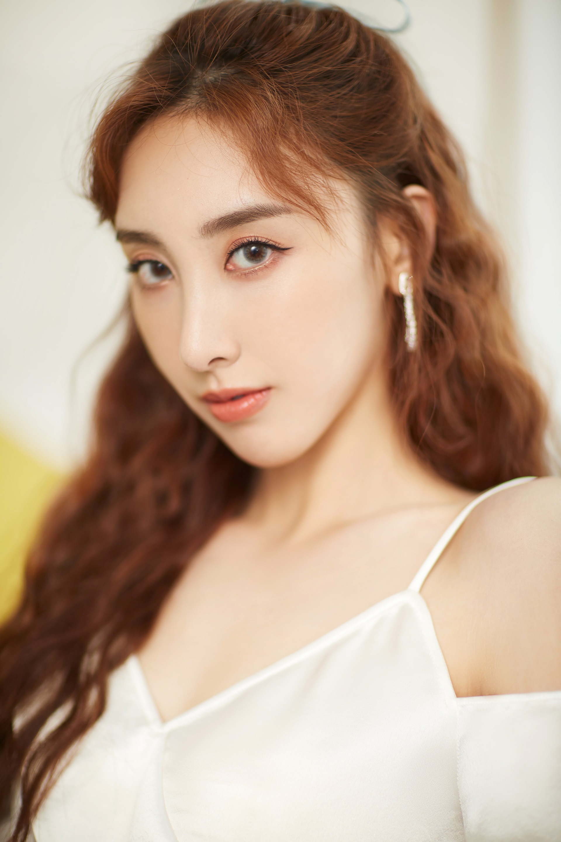 许靖韵现身夏日音乐节蓝色不规则半裙超仙气