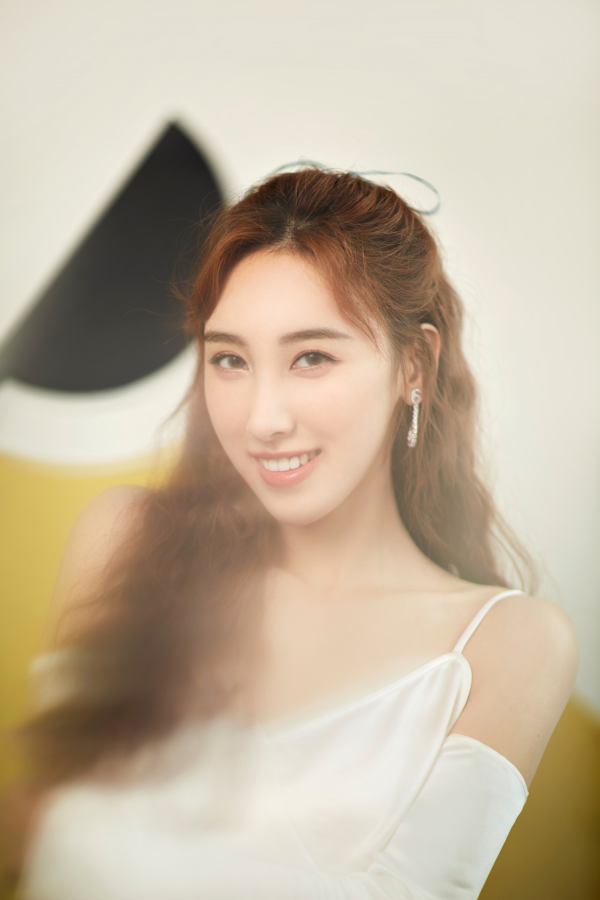 许靖韵现身夏日音乐节蓝色不规则半裙超仙气