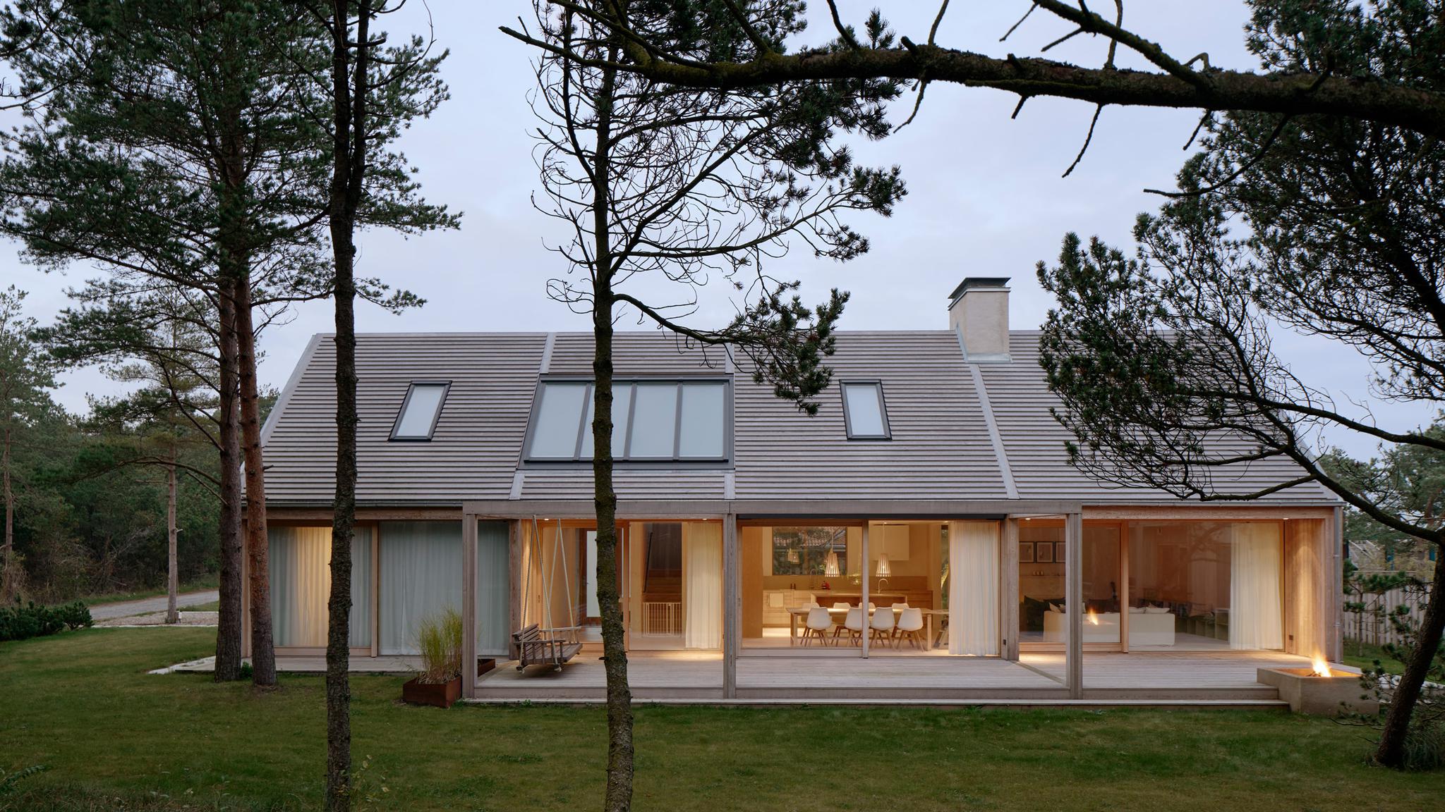 海外设计案例:漂亮的森林度假屋,材质与光线营造出奇妙效果