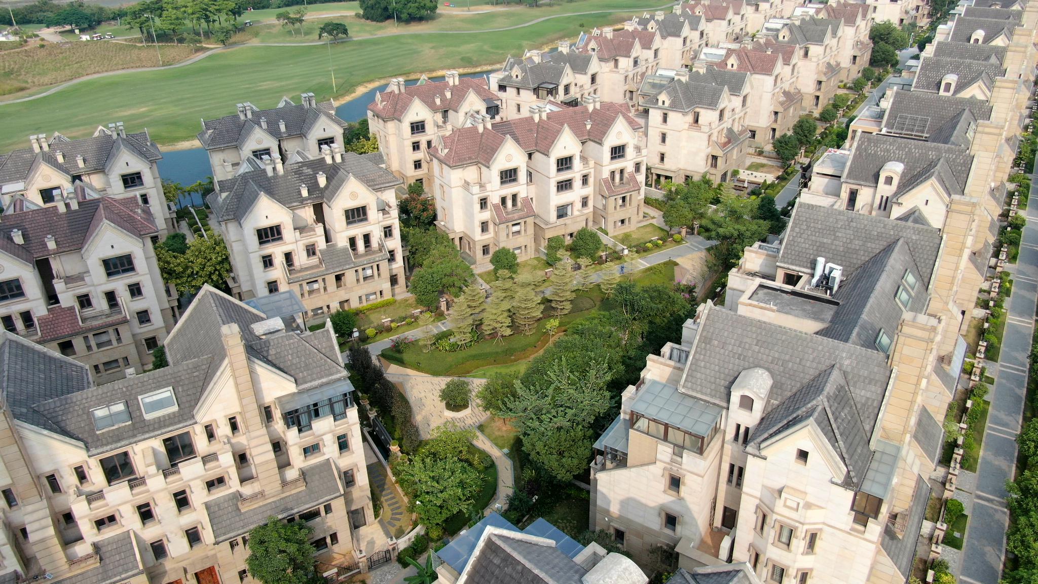 拍摄在厦门海景边的别墅群,这里是富人的天堂,环境美