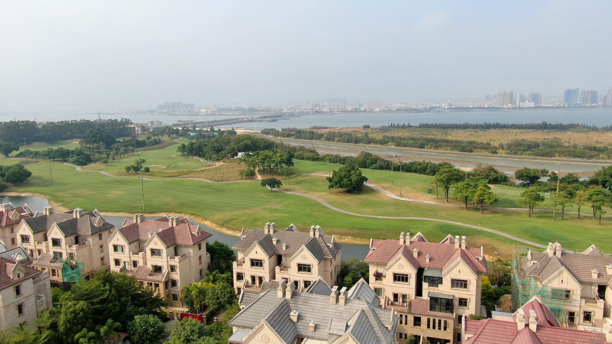 拍摄在厦门海景边的别墅群,这里是富人的天堂,环境美