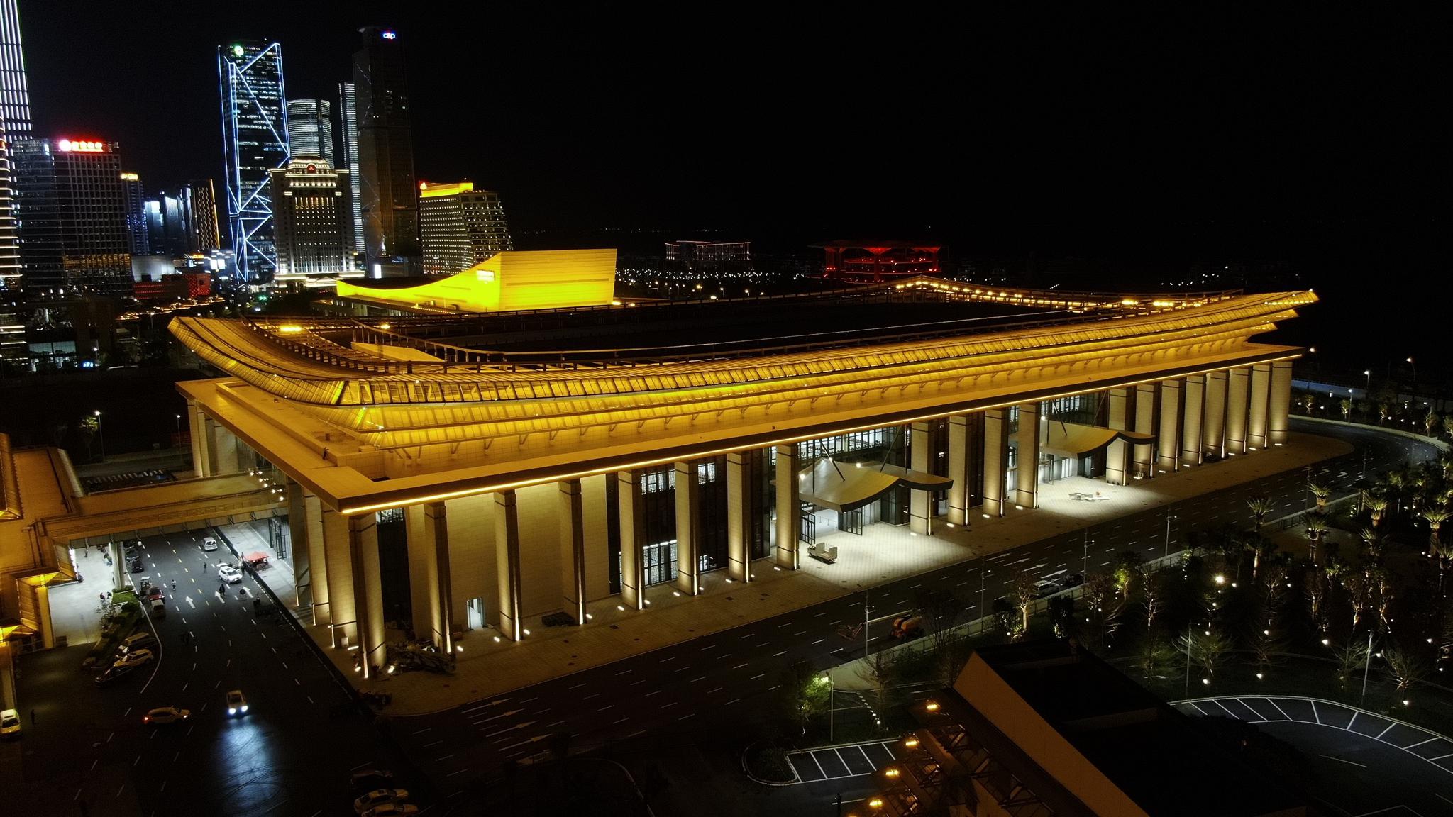 航拍画面下的厦门28届金鸡奖电影节主体大楼,夜晚灯光璀璨