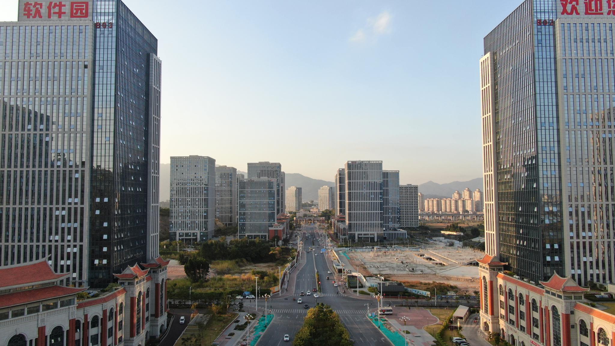 航拍厦门岛外软件园三期一栋栋的高楼林立