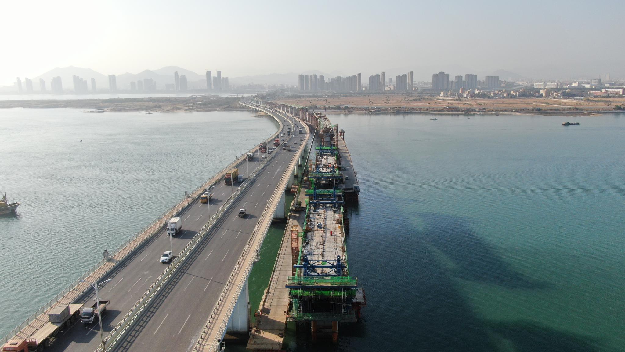 拍摄在厦门岛外的跨海同安大桥毗邻厦门地铁四号线在建工程