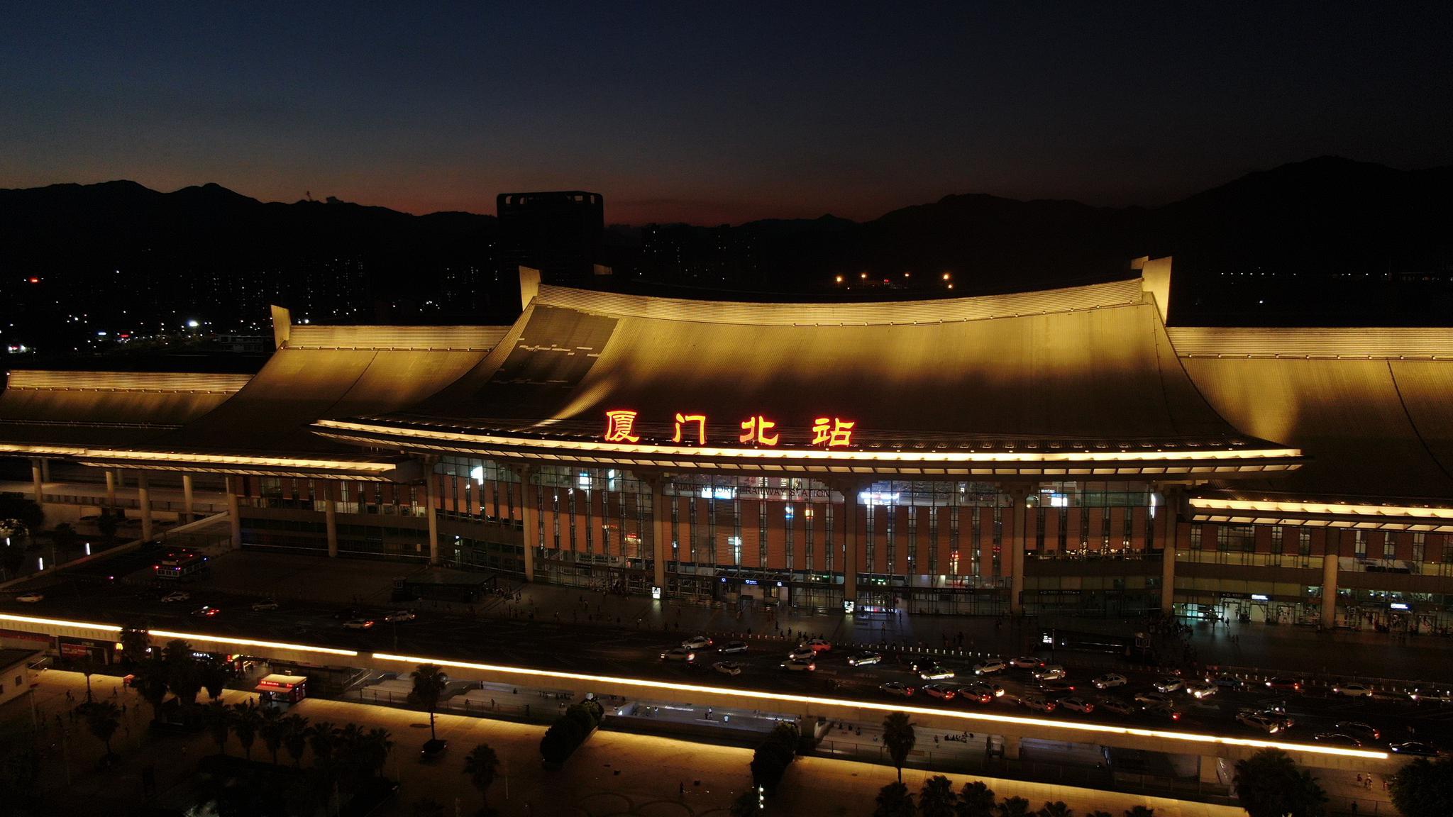 魅力厦门岛外北站火车站夜晚景色,很美
