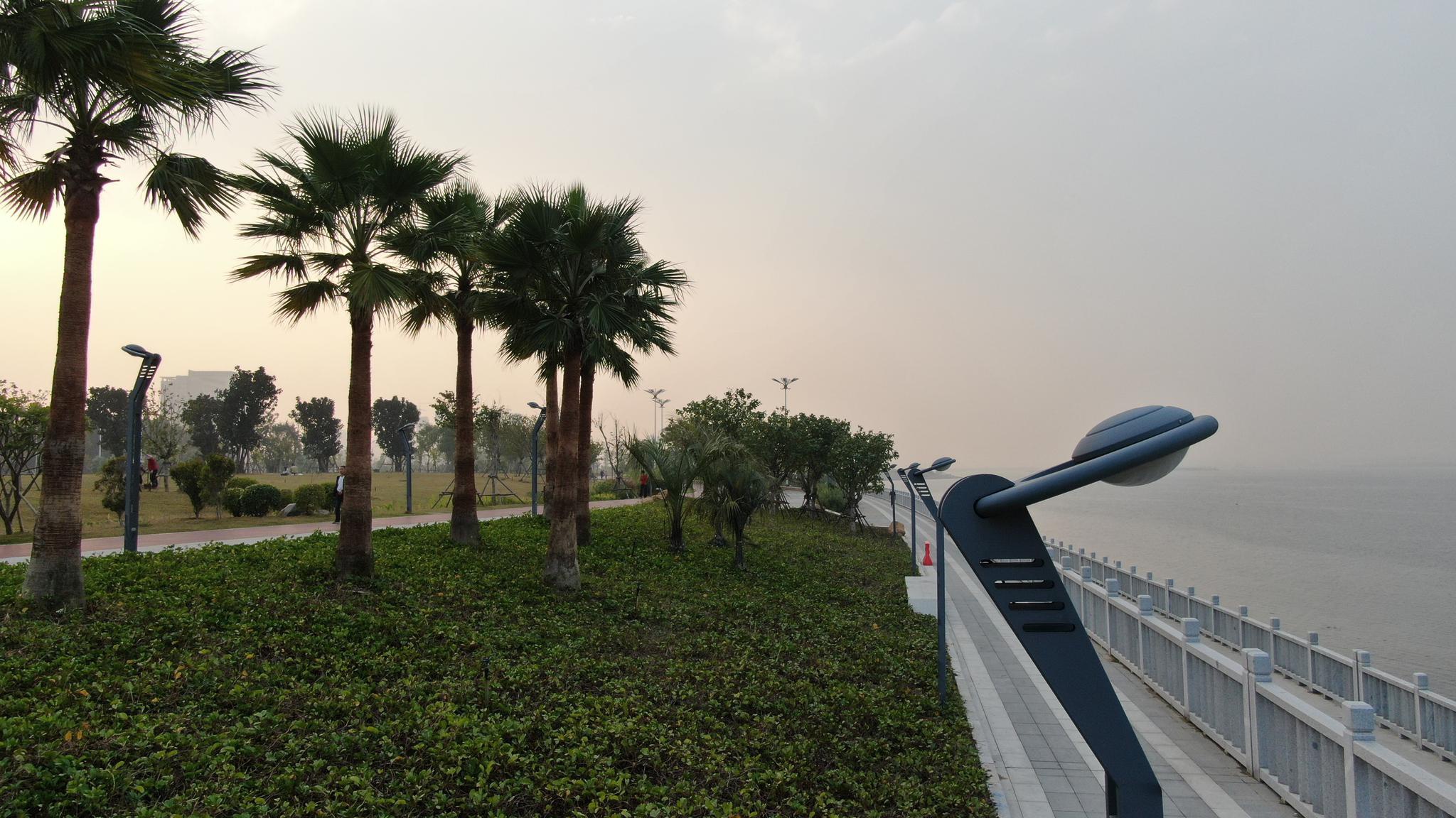 航拍镜头下的厦门岛外马銮湾带状公园,周边景色也很美__财经头条