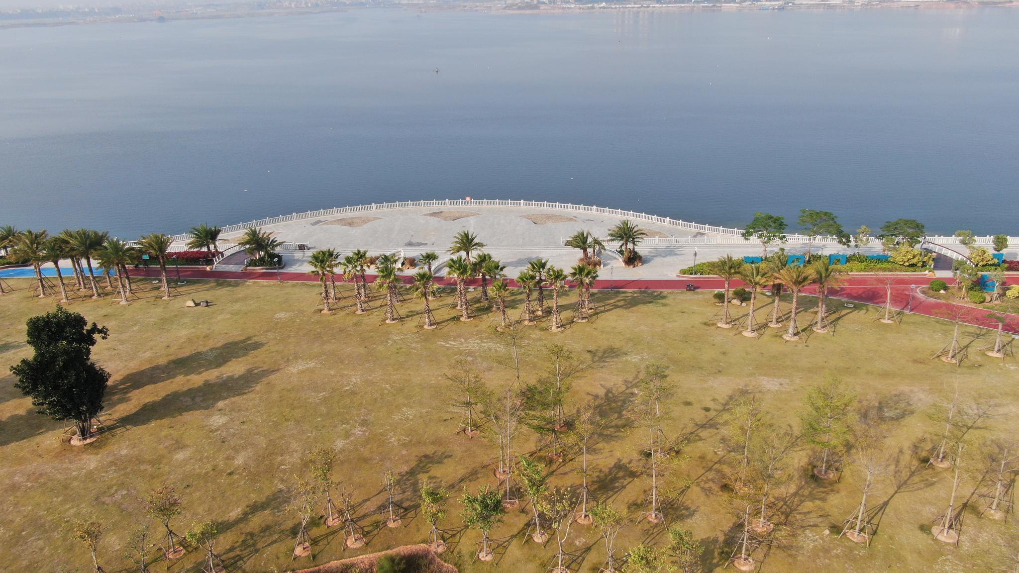 航拍镜头下的厦门岛外马銮湾带状公园,周边景色也很美__财经头条