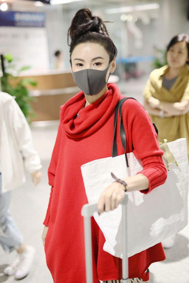 张柏芝产后半年扎丸子头现身,口罩难遮傲人颜值,生三胎仍似少女