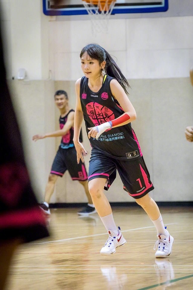 超清纯的篮球女神!亲自上场跟男生打球啊