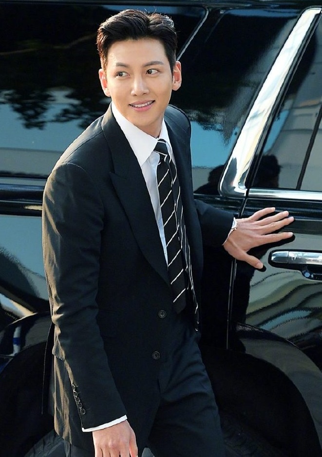 韩星池昌旭办生日会 呆萌发型逆生长