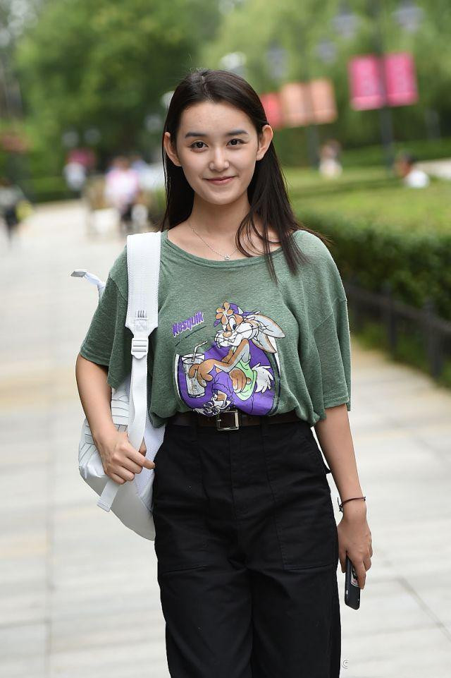 蒋依依中戏报到装扮清新甜美一种邻家女孩的感觉