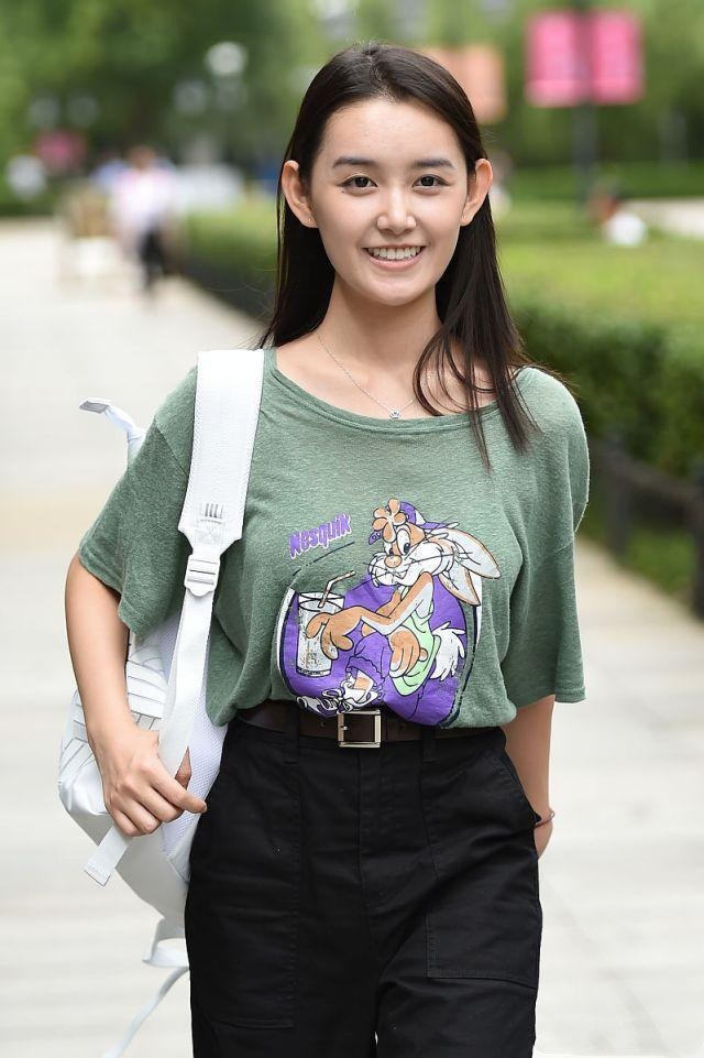 蒋依依中戏报到装扮清新甜美一种邻家女孩的感觉