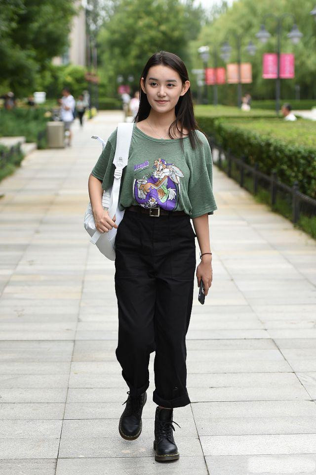 蒋依依中戏报到装扮清新甜美一种邻家女孩的感觉