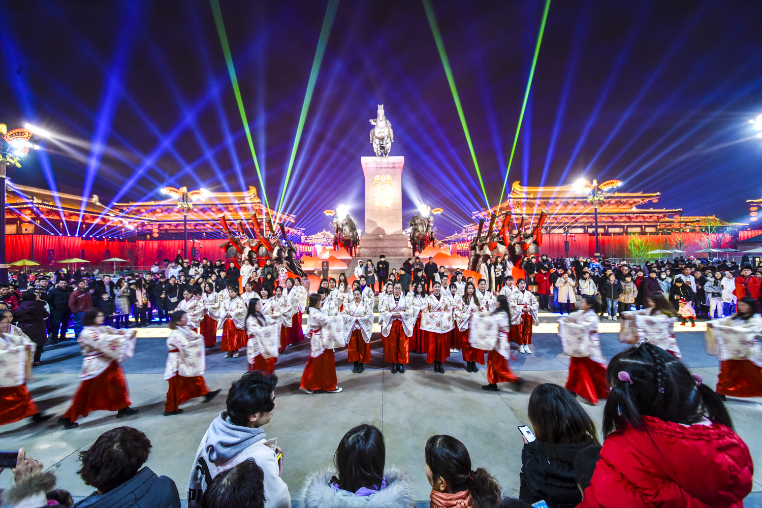 西安大唐不夜城数十名年轻人穿汉服玩快闪