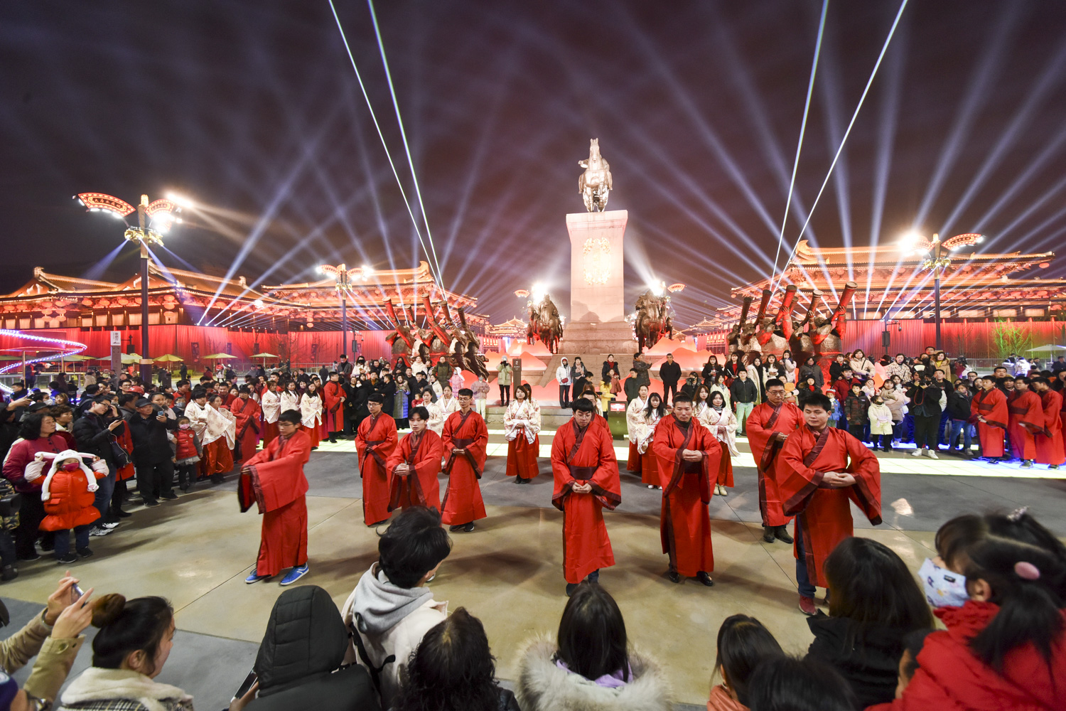 西安大唐不夜城数十名年轻人穿汉服玩快闪