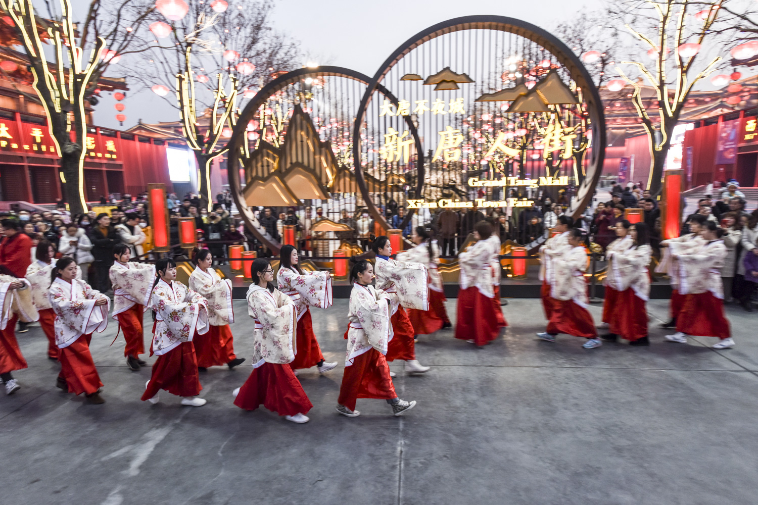 西安大唐不夜城数十名年轻人穿汉服玩快闪