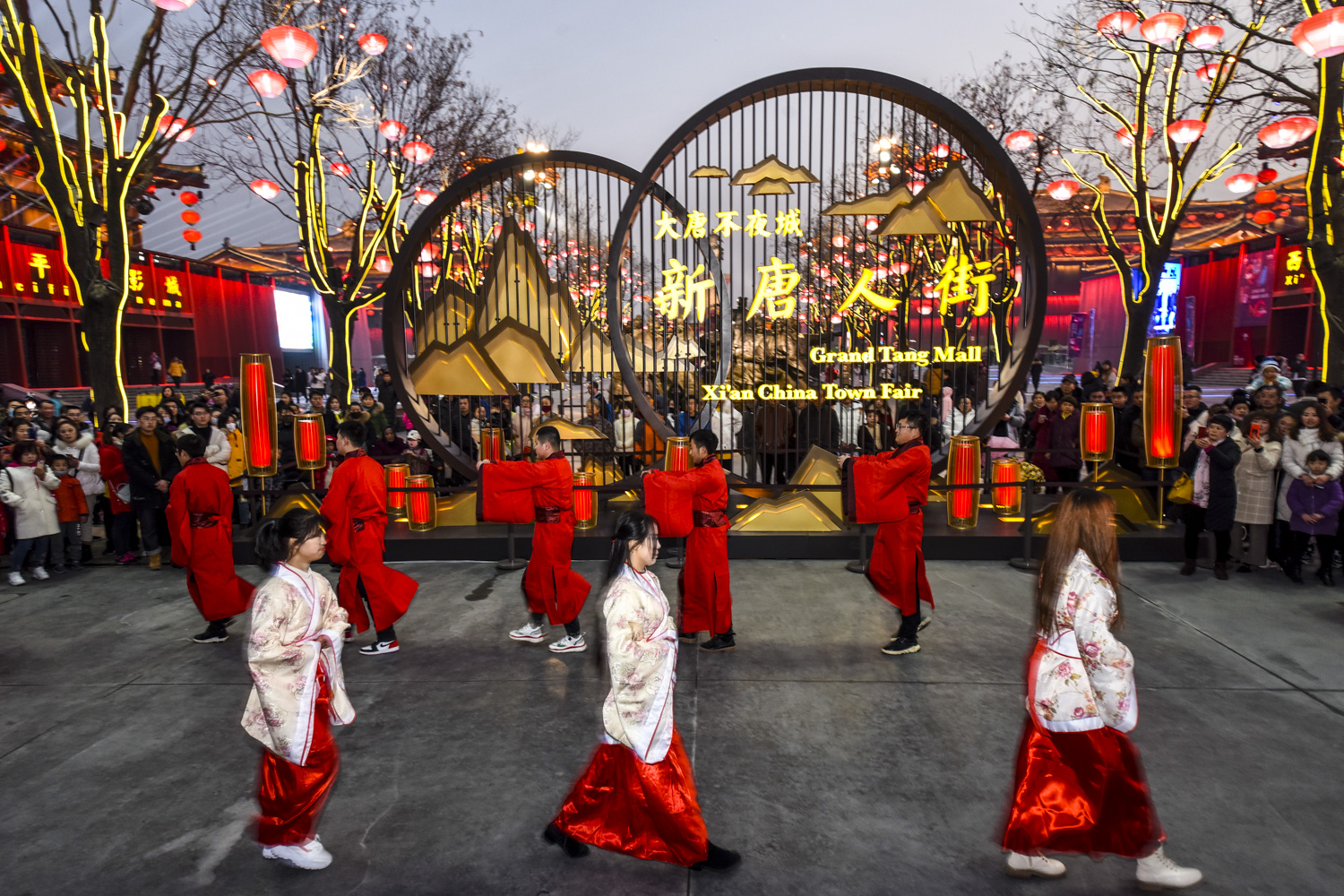 西安大唐不夜城数十名年轻人穿汉服玩快闪