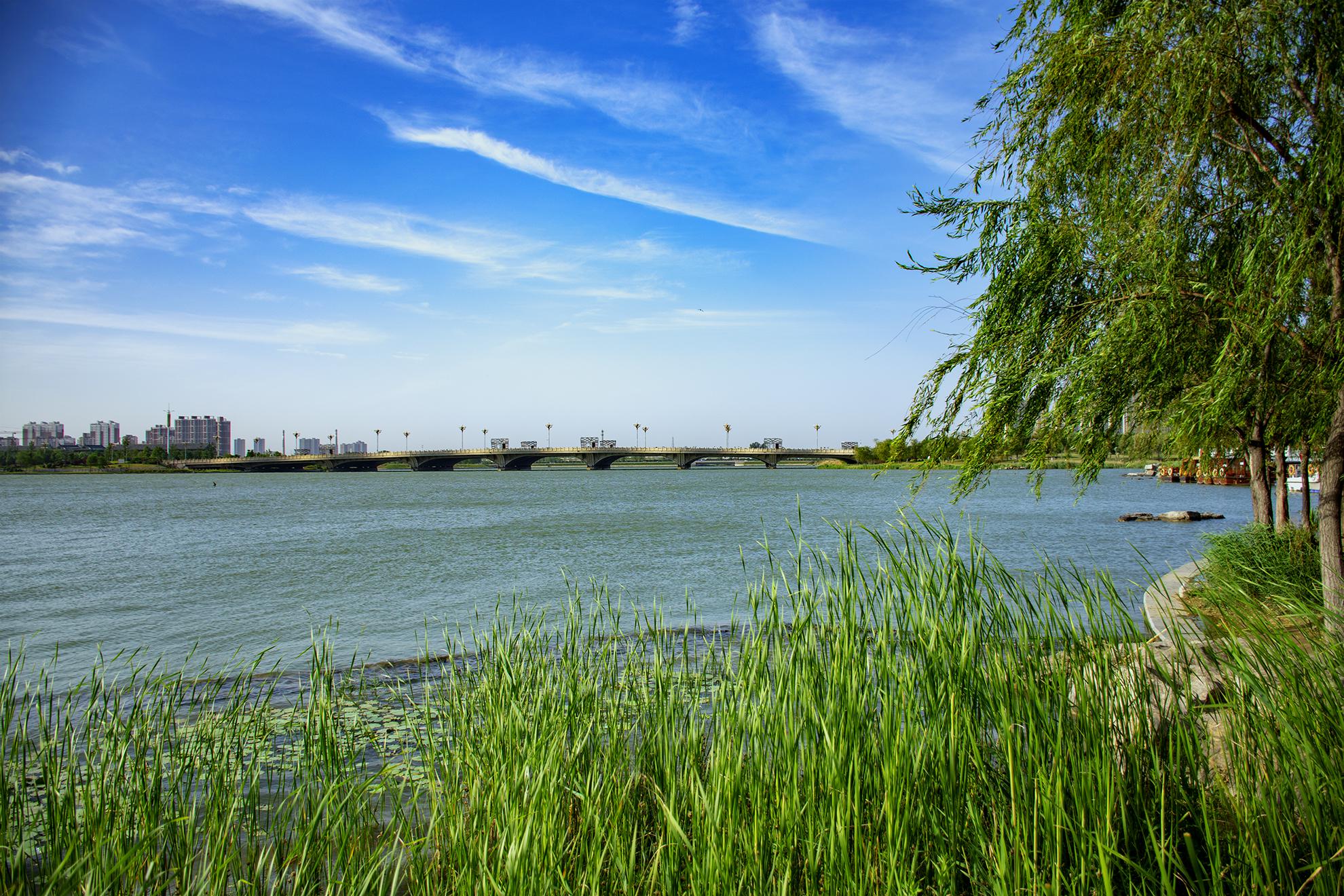 开封人工建的汴西湖,沙滩游船样样俱全,风景堪比杭州西湖
