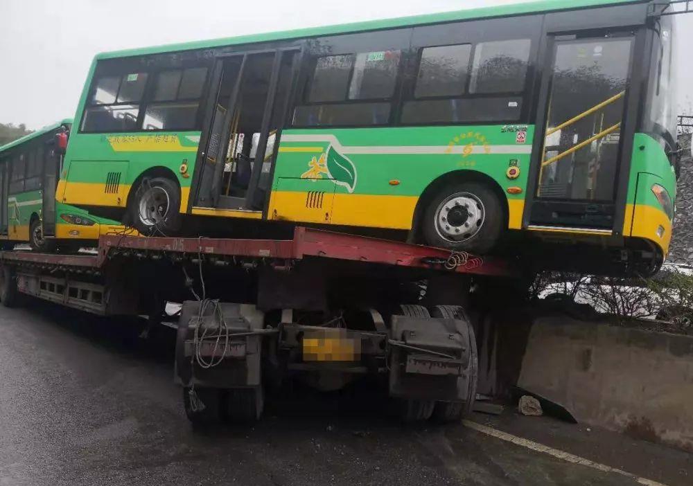 公交车与大货车高速路侧翻,玉溪老司机雨天请慢行