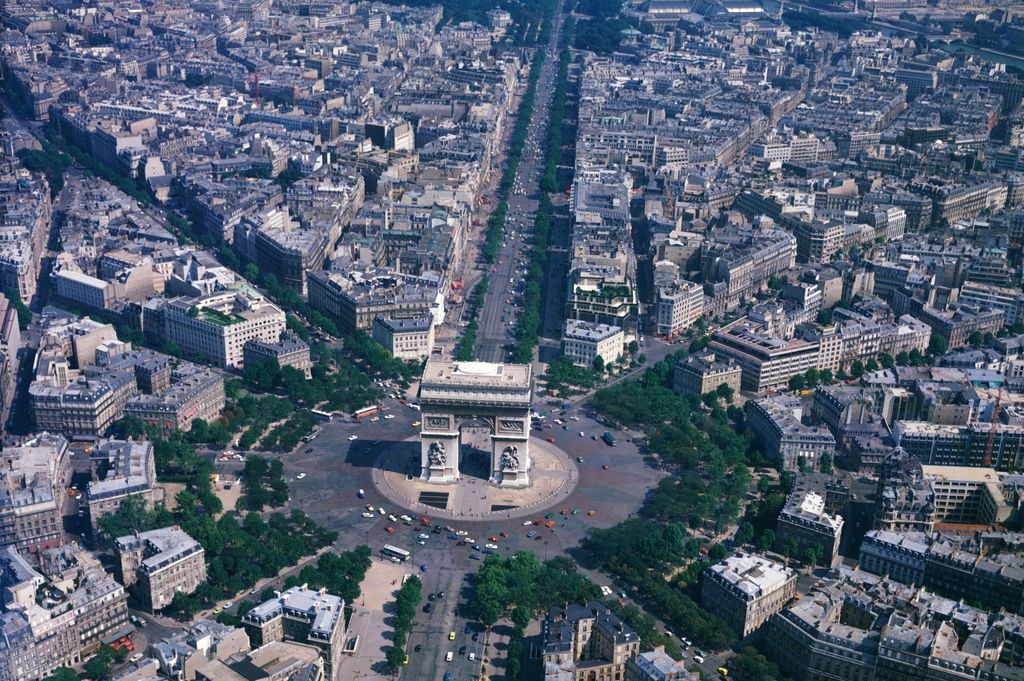 1/ 5巴黎凯旋门,位于法国巴黎的戴高乐广场中央,是一座迎接外出征战的