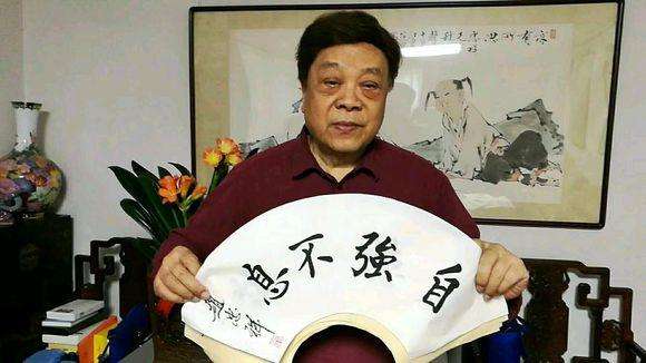 倪萍现身医院探望赵忠祥,步履蹒跚表情凝重,深厚友谊让人感动