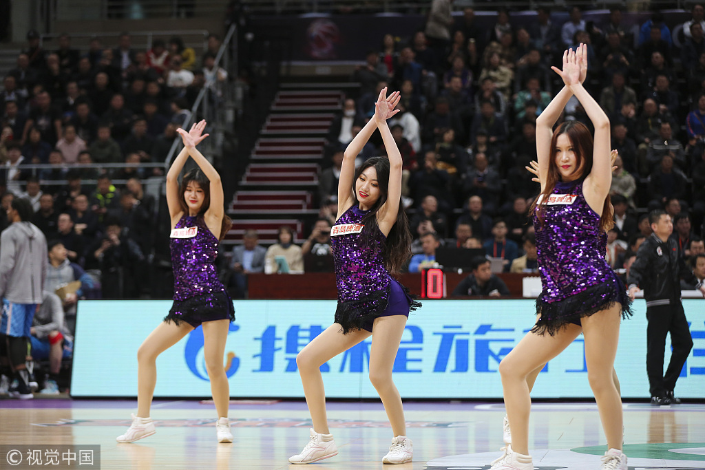 辽宁啦啦队紫色精灵激情助威热舞红丝带飞扬