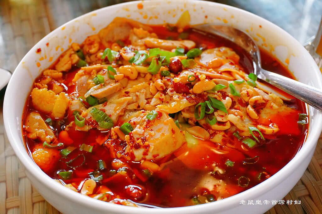 在圣彼得堡吃川味火锅,不仅有鸳鸯锅底,黄喉牛百叶一样不少