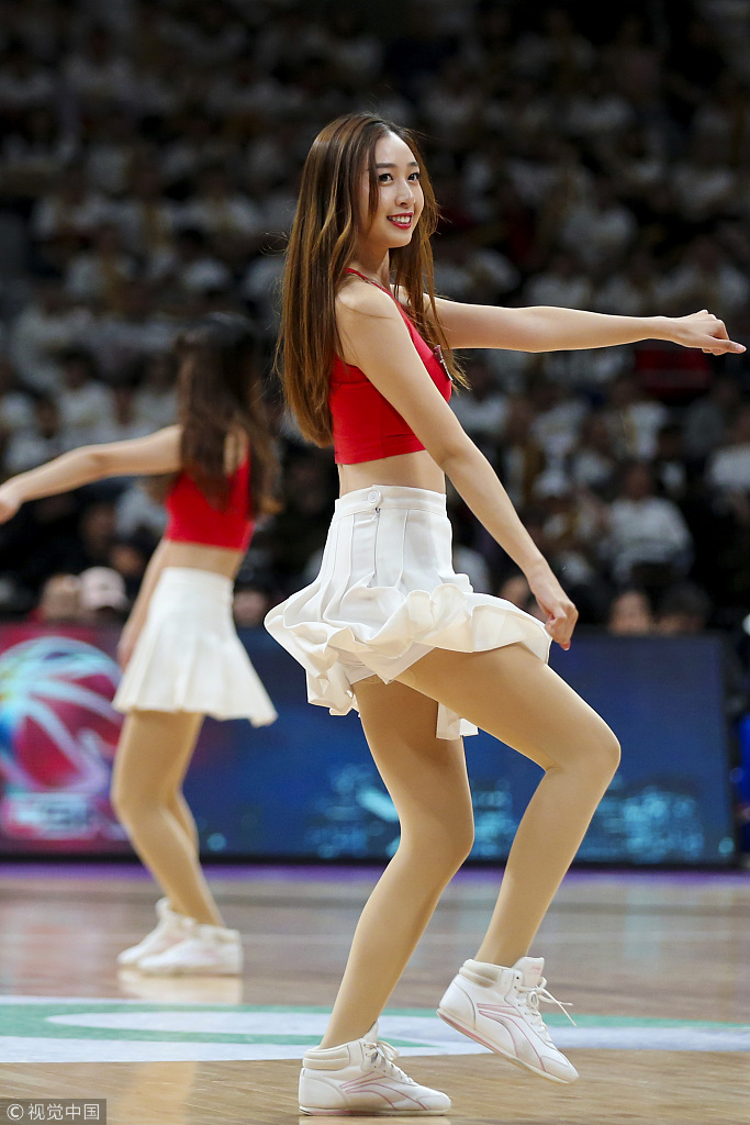 辽宁啦啦队紫色精灵激情助威热舞红丝带飞扬