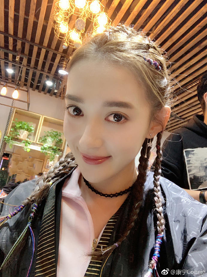 可爱女演员康宁迷人写真美照欣赏|真美|康宁|女演员_新浪新闻