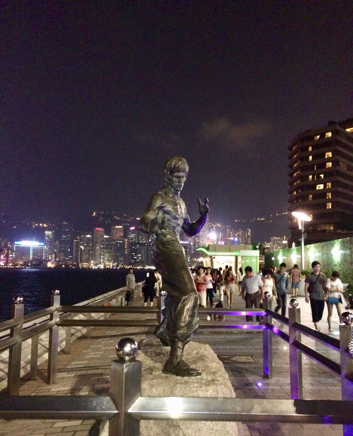 实拍香港夜景,到处高楼大厦灯光璀璨夺目,不愧为国际大都市