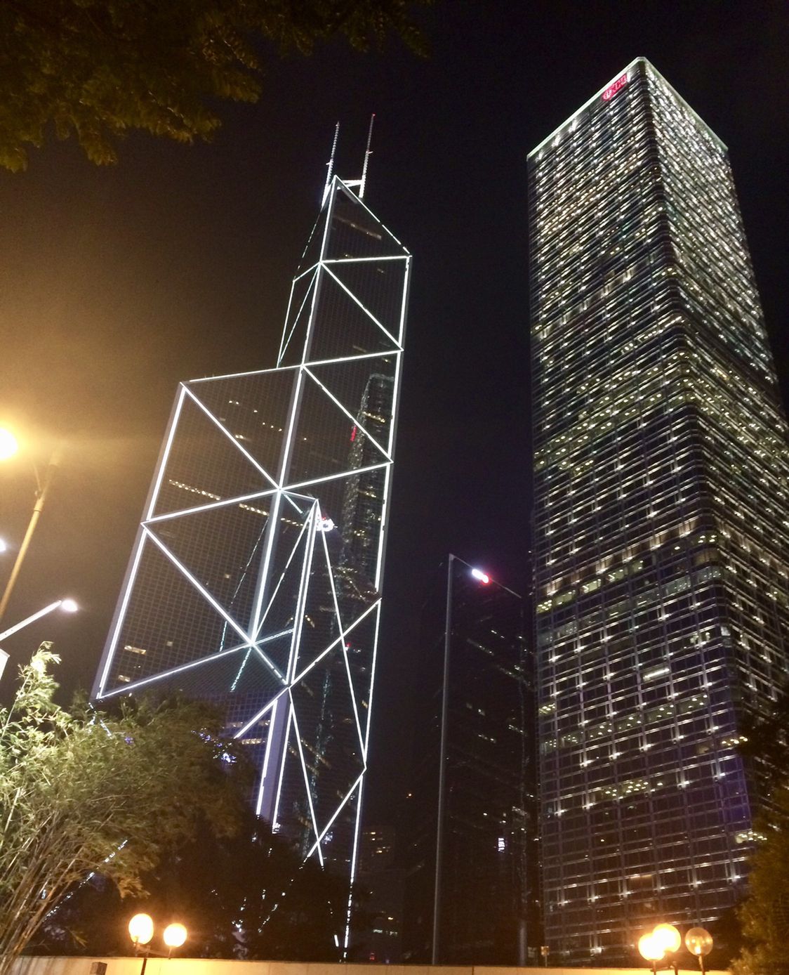 实拍香港夜景,到处高楼大厦灯光璀璨夺目,不愧为国际大都市