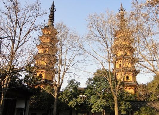 苏州双塔，又称为罗汉院双塔，是一处始建于宋代的古塔建筑