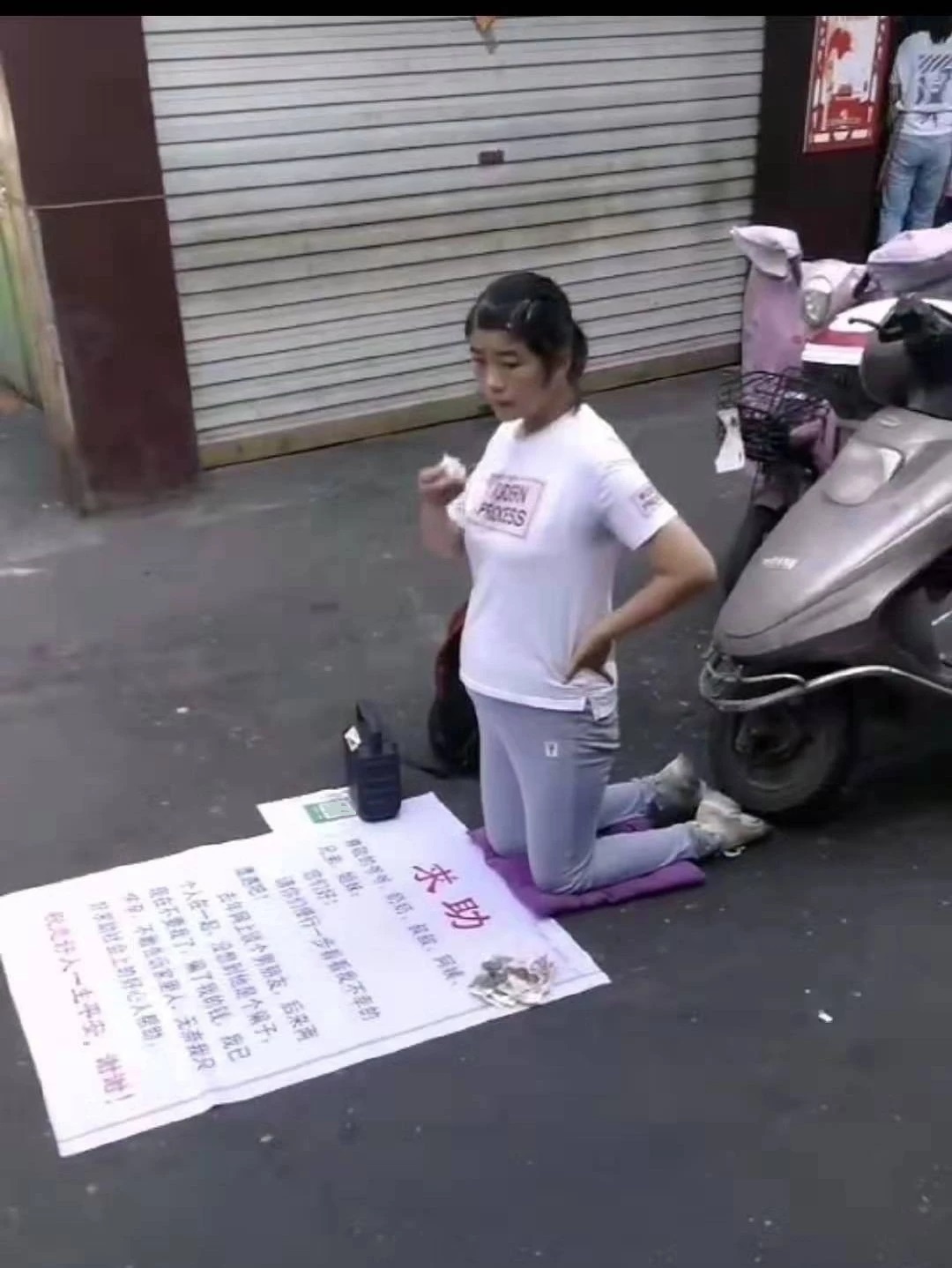 女子街头求助,写下网恋遇渣男,被骗钱骗色!别拿善心当粪土