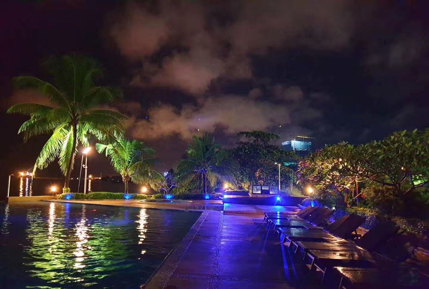 夜幕下的柬埔寨黄金城海滩,花团锦簇,宁静祥和