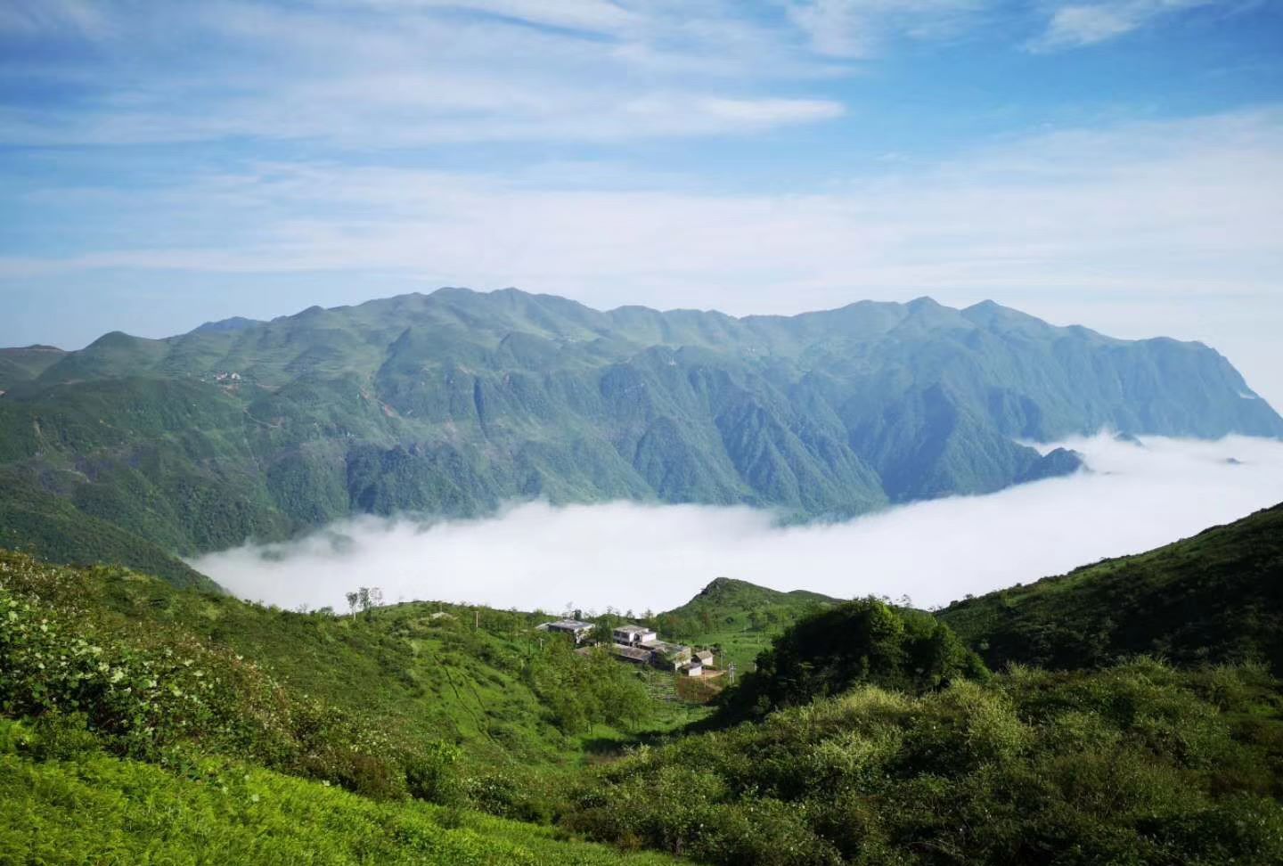 昭通乌蒙山超级越野赛,欣赏山在云里人在云上的风景