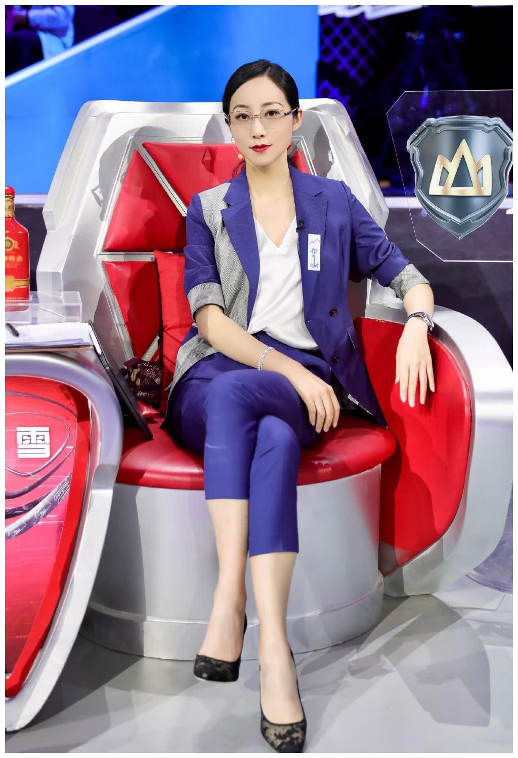 韩雪的气质绝了,穿蓝色拼接西装配眼镜,知性优雅似女学者