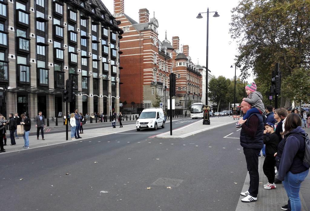 原创英国伦敦和中国上海,哪个城市更发达?