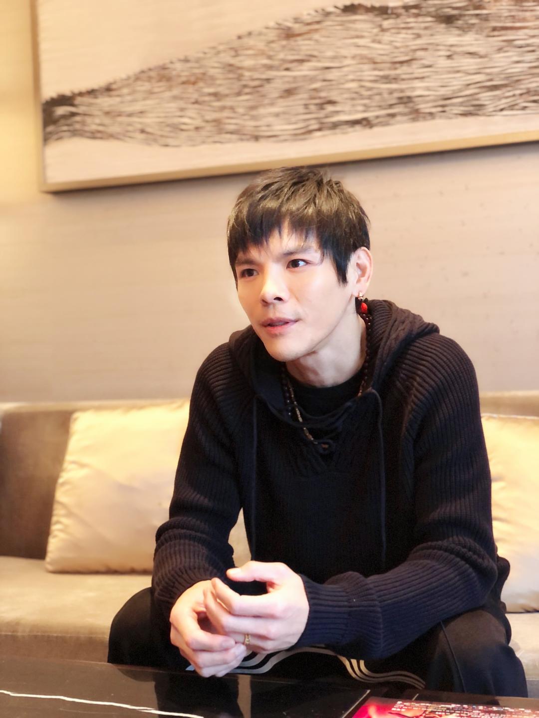 《我的拳王男友》讲述花街拳王鲁虎(向佐饰)和追梦歌手杜小鹃(王可如