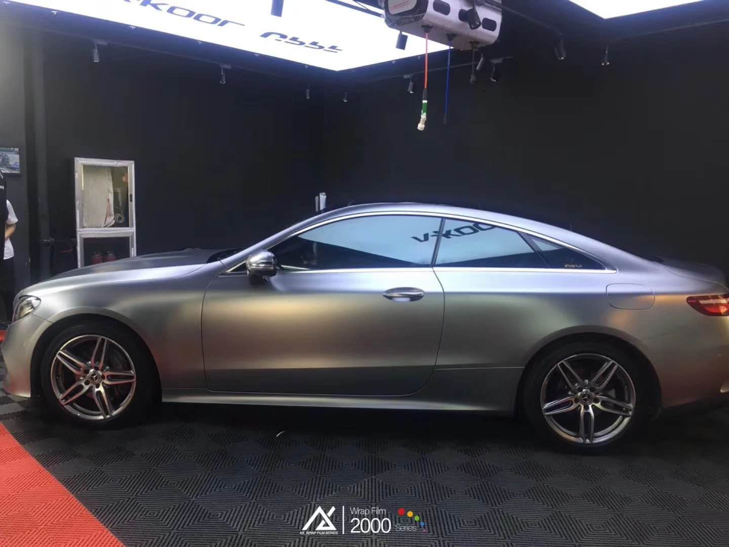 电光钛银灰镀在奔驰身上色彩分子浓郁超前的时尚感