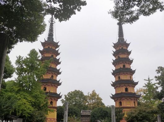 苏州双塔，又称为罗汉院双塔，是一处始建于宋代的古塔建筑