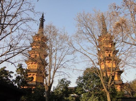 苏州双塔，又称为罗汉院双塔，是一处始建于宋代的古塔建筑
